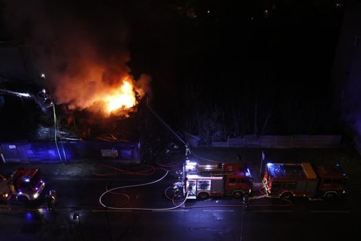 Brand in Krantennederland met brandweerwagens en afgezet straatdeel tijdens inzet van hulpdiensten