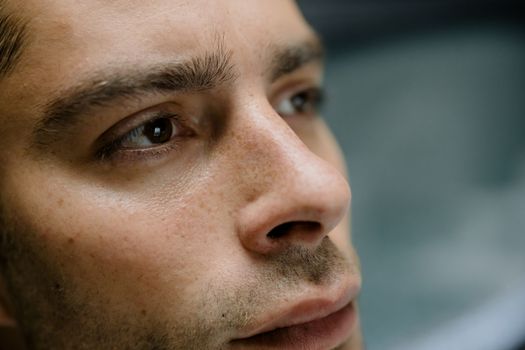 Kjeld Nuis tijdens een schaatswedstrijd in Thialf, met volle tribunes en focus op de 1000 meter