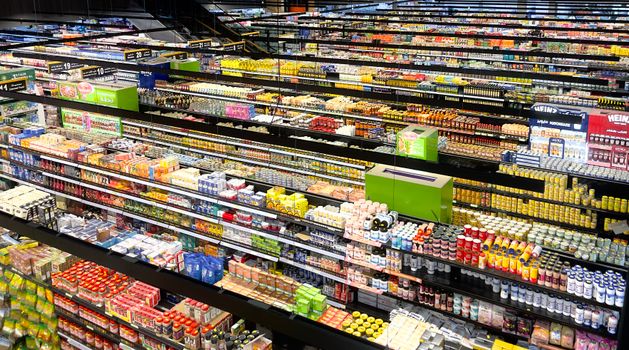 Koopzondag Krantennederland in een druk winkelcentrum met geopende etalages en zondagshoppers
