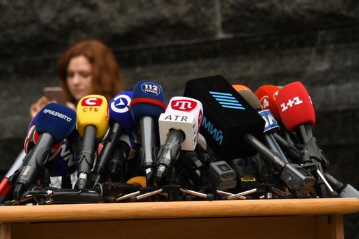 Redactiebeeld met laatste nieuws oekraïne live op schermen en kaart van Europa