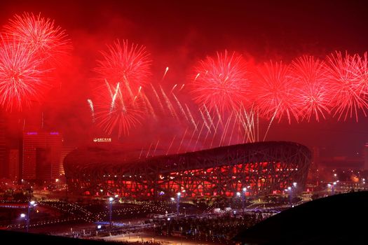 Opening olympische spelen 2026 in Milaan met verlicht stadion en publiek tijdens de ceremonie