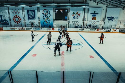 Schaatsen vandaag olympische spelen op een scorebord boven een olympische ijsbaan
