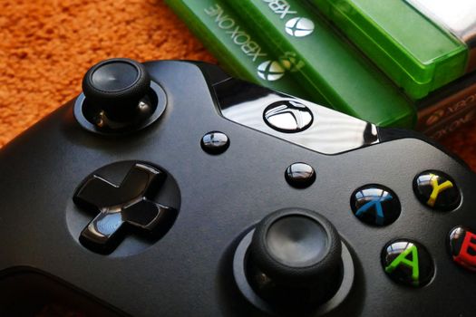 Nederlandse gamer speelt op een Xbox-console in de woonkamer met controller en groot tv-scherm