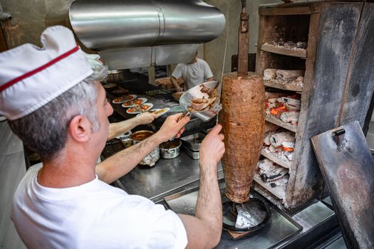 Broodje döner en donerschotel op een toonbank, passend bij beste doner krantennederland