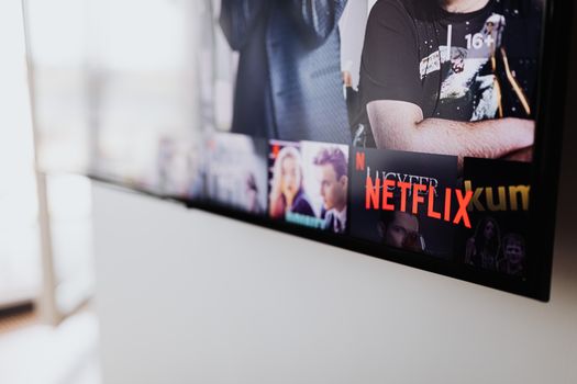 Collage van populaire Netflix-series die kans maken op de titel beste serie van 2026