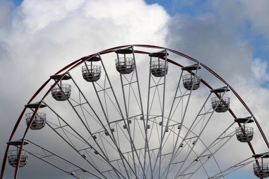 Bezoekers op de Tilburgse Kermis die met een budget slim kiezen voor attracties en snacks