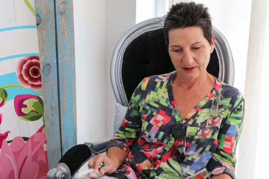 Portretachtige illustratie bij een achtergrondartikel over Ghislaine van IJperen, wetenschap en media