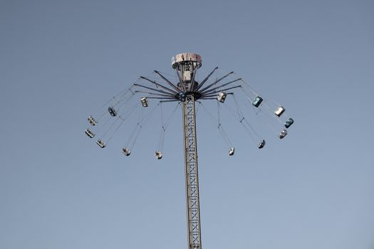 Avondbeeld van kermis Krantennederland met reuzenrad, lichtjes en bezoekers op het marktplein