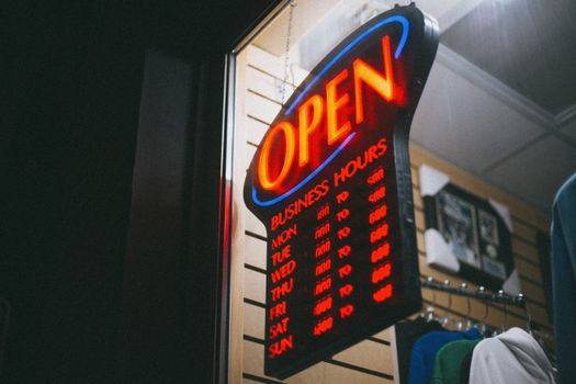 Supermarktgevel met bord openingstijden feestdagen Krantennederland bij de entree