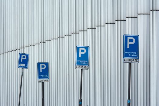 Zonebord en geparkeerde auto's voor parkeervergunning Krantennederland in het centrum
