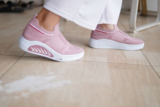 Damessneakers volgens de sneaker trend 2026 met retro runner, gum sole en neutrale kleuren in een straatmode-look