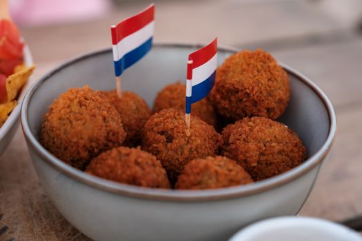 Zomerse collage met viral food, festivaloutfits, matcha-drankjes en last-minute vakanties als lifestyletrends in Nederland
