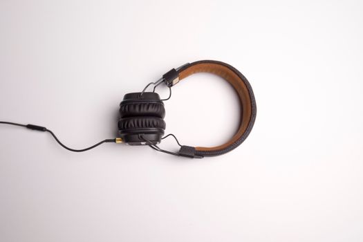 Welke koptelefoons zijn schadelijk: in-ear oordoppen en over-ear koptelefoon naast een smartphone op tafel
