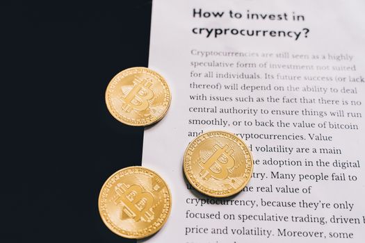 Grafiek van de bitcoin koers op een scherm met dalende en stijgende lijnen, terwijl een belegger meekijkt naar marktdata