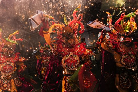 Feestvierders in verkleedkleding tijdens carnaval 2026 in een drukke Nederlandse binnenstad