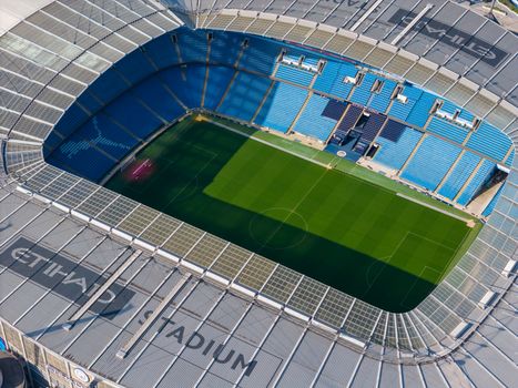 Champions League-beker op het veld met volle tribunes tijdens een Europese topwedstrijd