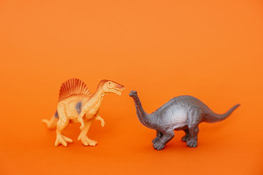 Illustratie van verschillende dinosaurussen zoals T. rex, Triceratops en Brachiosaurus in een prehistorisch landschap