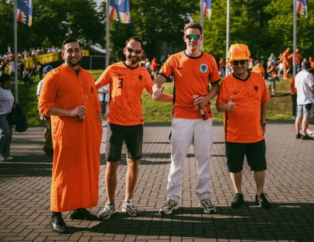 Vrolijke festivalgangers in trendy en comfortabele festival outfits op een Nederlands zomerfestival in 2026