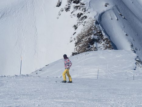 Halfpipe snowboarden vrouwen olympische winterspelen 2026 met een snowboardster hoog boven de rand van de pipe