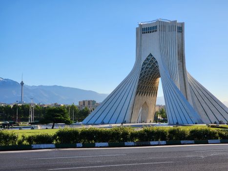 Iran nieuws op een scherm met kaart van het Midden-Oosten en markering bij de Straat van Hormuz