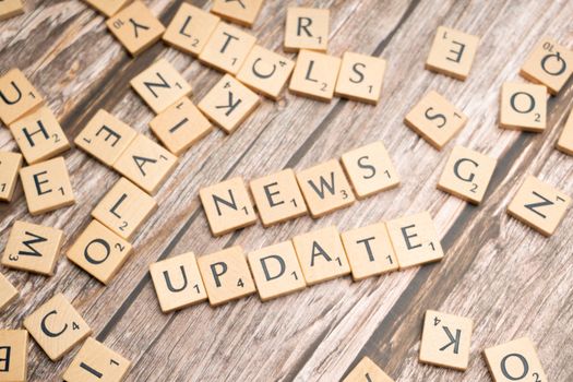 Smartphone met nu - het laatste nieuws het eerst op nu.nl naast een krant en koffie op tafel