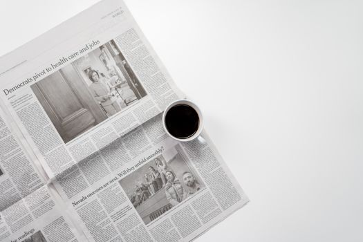 Smartphone met rtl nieuws en live updates over verkiezingen en buitenlandnieuws op het scherm