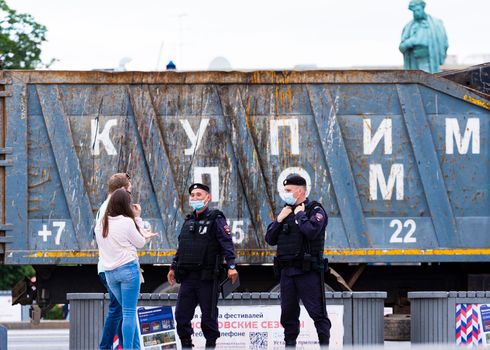 Redactiescherm met rusland nieuws en kaart van Oekraïne voor live-overzicht