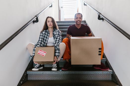 Stel bespreekt afspraken over samenwonen aan de keukentafel in hun nieuwe huis