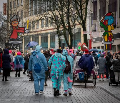 Familie in feestkleding viert suikerfeest 2026 met zoetigheden en cadeaus aan een gedekte tafel