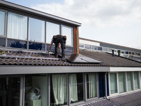 Compacte thuisbatterij in een Nederlandse woning, geplaatst zonder zonnepanelen op het dak