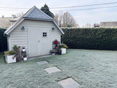 Tuinbezitter maakt de tuin winterklaar met bladeren harken, potten beschermen en de moestuin opruimen