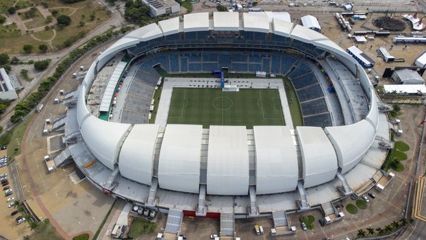 Scorebord met wk voetbal wedstrijden 2026 en Nederlandse fans die het speelschema volgen in een sportcafé