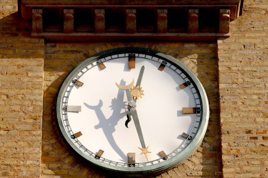 Wekker op nachtkastje bij zomertijd 2026 terwijl de klok van 02.00 naar 03.00 uur verspringt