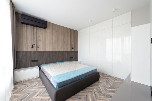 Stille en energiezuinige airco in een moderne slaapkamer tijdens een warme nacht