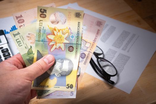Loonstrook, rekenmachine en bankpas als uitleg bij belasting en netto-inkomen in Nederland