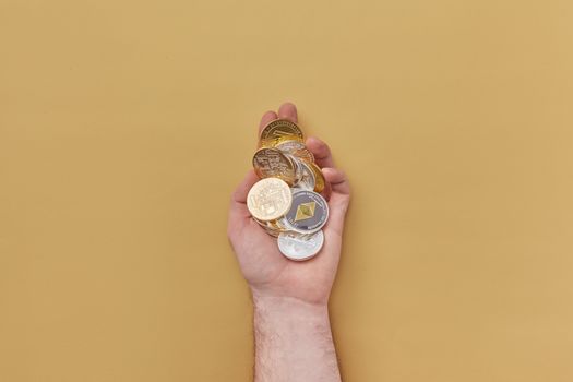 Laptop met live crypto koersen, bitcoin-grafiek en financieel nieuws op het scherm