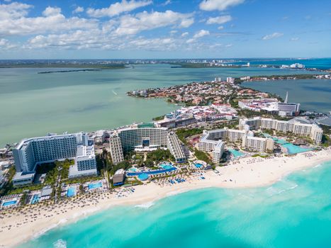 Nederlandse reiziger vergelijkt last minute all inclusive vakantiedeals op smartphone op luchthaven