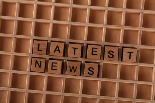 Redactieschermen met het laatste nieuws uit Nederland en internationale updates
