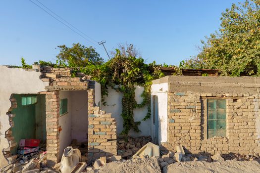 Huiseigenaar bekijkt subsidies voor woningisolatie en warmtepomp in 2026 aan de keukentafel