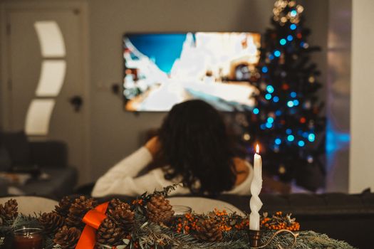 Gezellige woonkamer met kerstboom, dekens en een tv-scherm met kerstfilms en series voor een winterse kijkavond