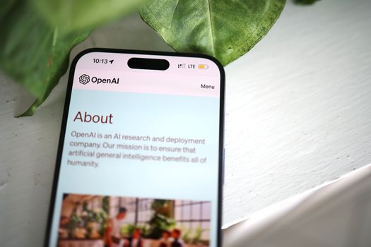 Illustratie van OpenAI die invloed heeft op Nederlandse media, nieuwsapps en technologie