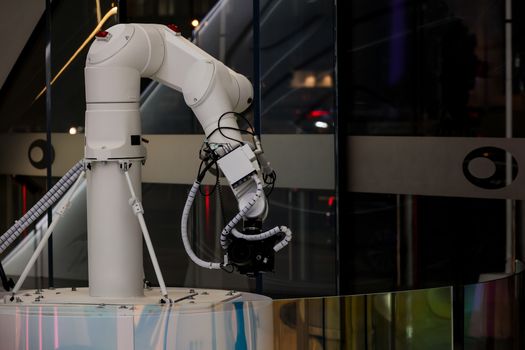 Slimme huisrobot in een moderne woonkamer die helpt met dagelijkse taken en toezicht