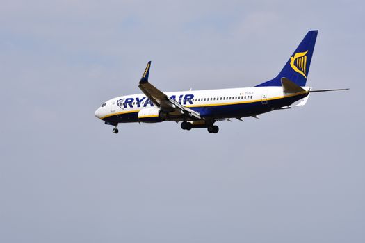 Vertrekbord op een luchthaven met reizigers die wachten op een Ryanair-vlucht naar een populaire Europese bestemming