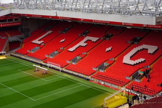 Stand Liverpool FC op groot scherm met Premier League-ranglijst en Anfield-sfeer