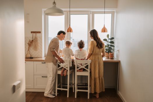 Samengesteld gezin bespreekt samen de indeling en afspraken in huis aan de eettafel