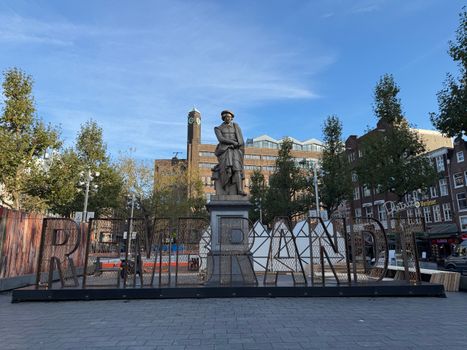 Tv-scherm met Vandaag Inside tijdens een avonduitzending op SBS6
